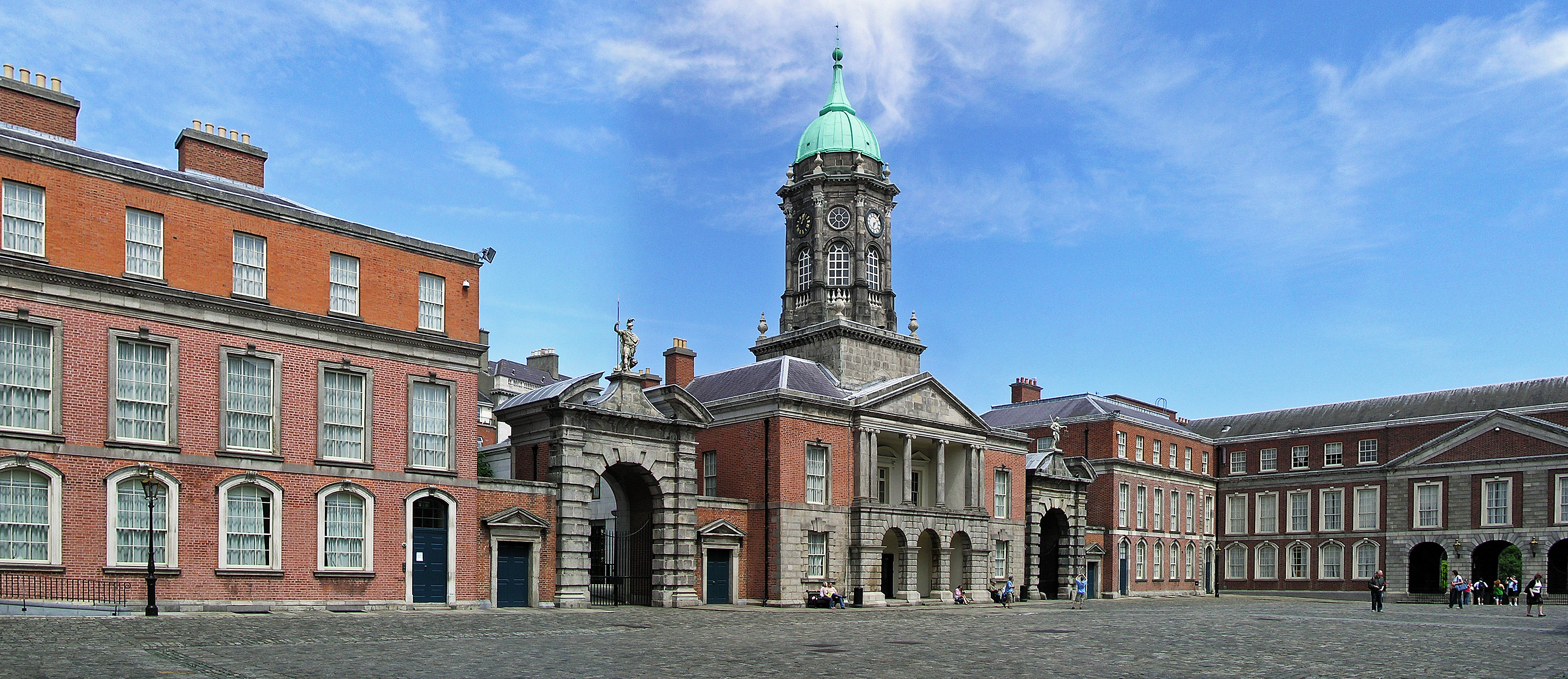 (Ireland)_Dublin_Castle_Up_Yard.JPG